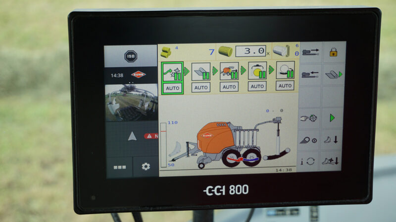 Photo du terminal ISOBUS CCI 800 avec vue de la presse au travail