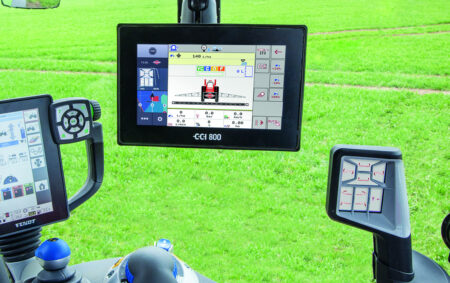 Noch mehr Komfort: Der innovative ISOBUS-Joystick CCI A3 kann ganz einfach in der Nähe der Armlehne des Traktors installiert werden.