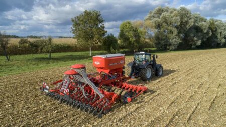 Aufgesattelte Direktsaatmaschine KUHN AUROCK 6000 RC bei der Arbeit