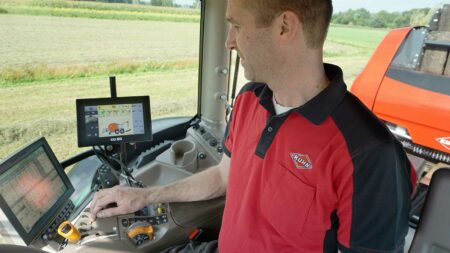 Terminal ISOBUS CCI 800 in der Kabine mit KUHN Ballenpresse FBP